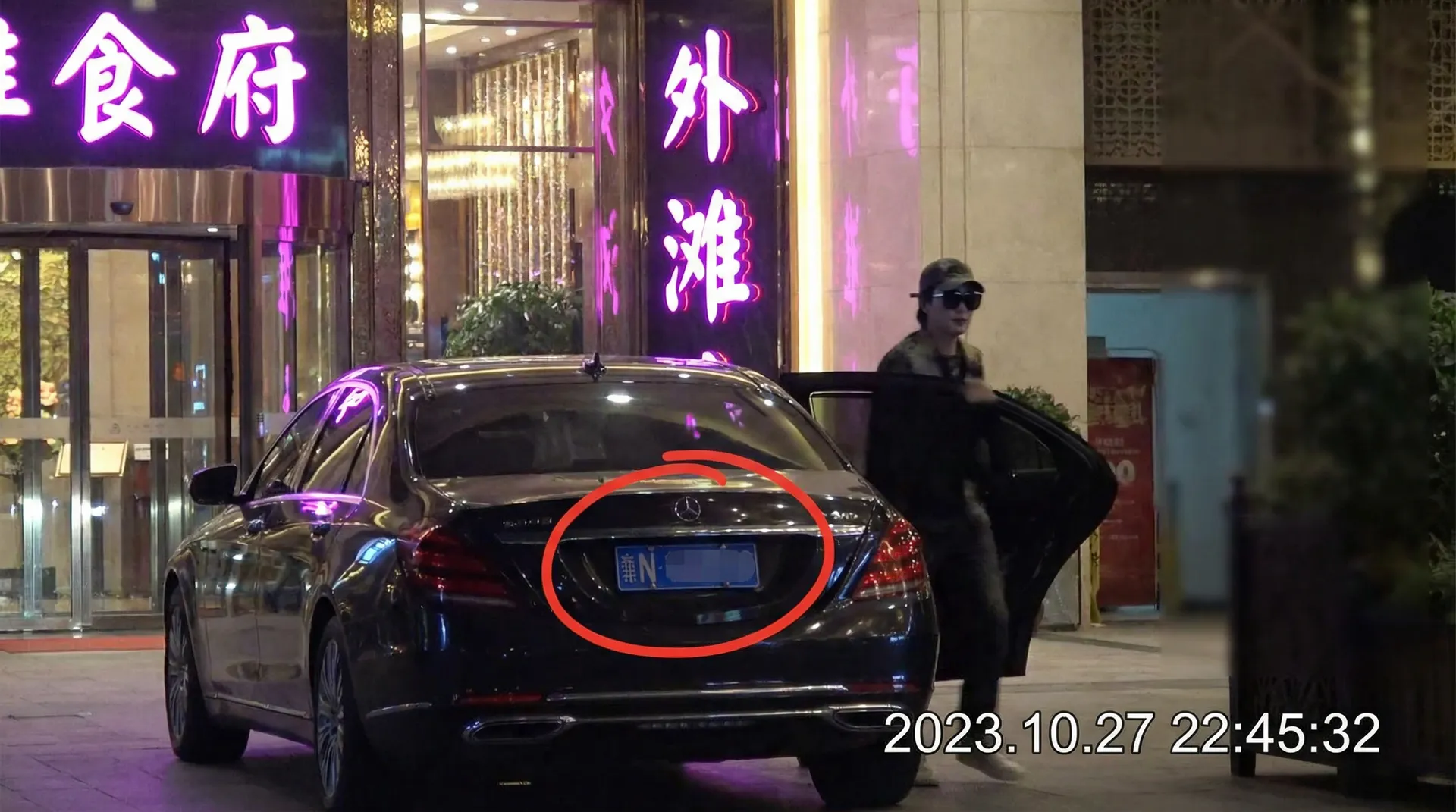 皇冠体育官网 - 豪车餐厅外偷拍